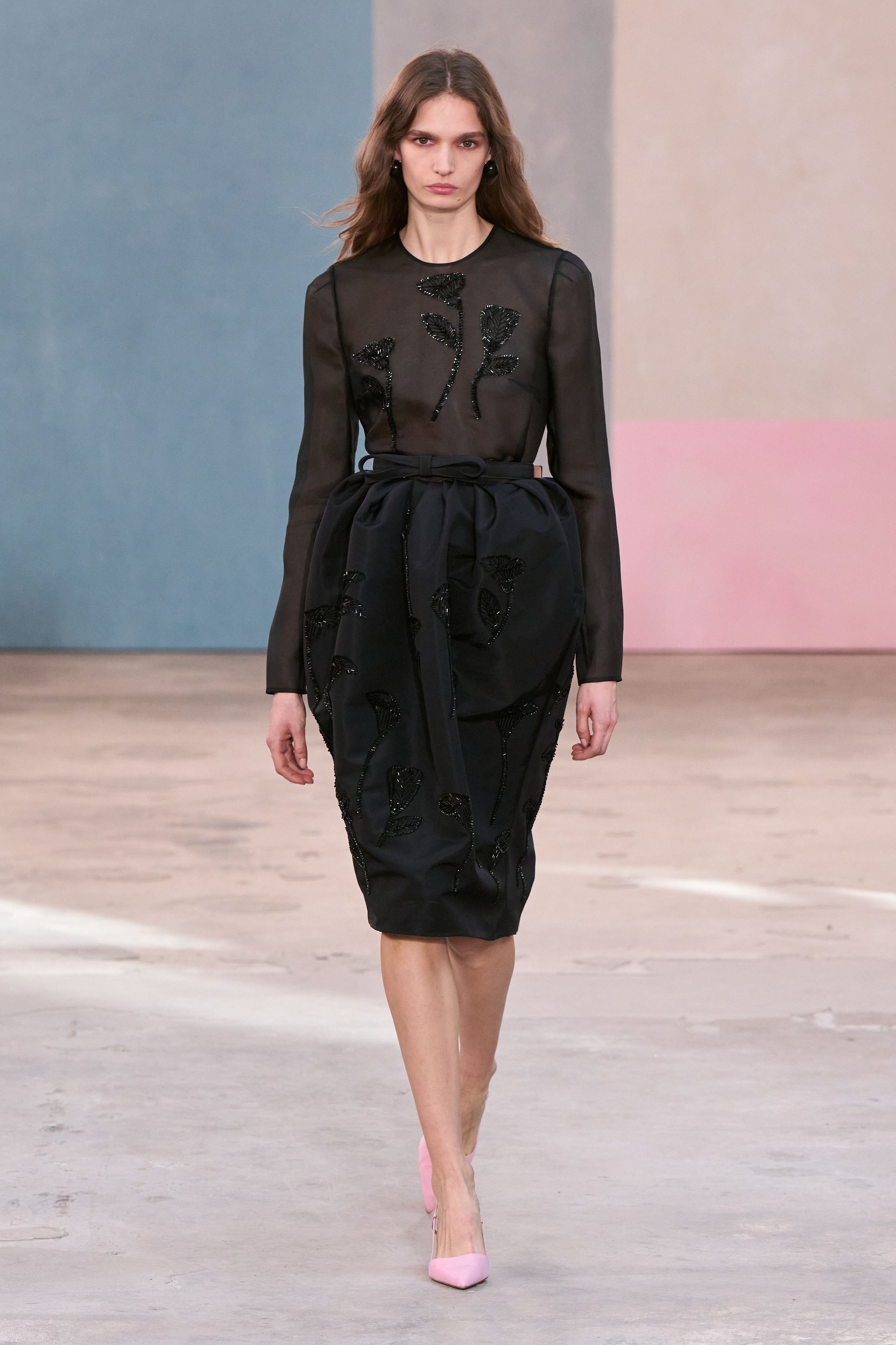 Carolina Herrera延续品牌标志性的优雅与花卉浪漫，立体花朵、修身礼裙与黑白对比呈现经典女性魅力，在简洁背景中强化结构廓形与精致装饰，优雅而坚定-顽石频道趋势研究